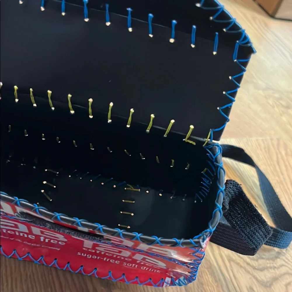 Unique TaB Can mini-bag; made from cans of discontinued soft drink - Picture 4 of 6